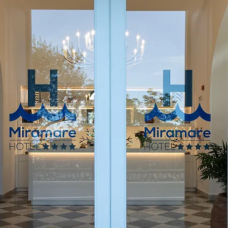 Ξενοδοχείο Miramare 4*